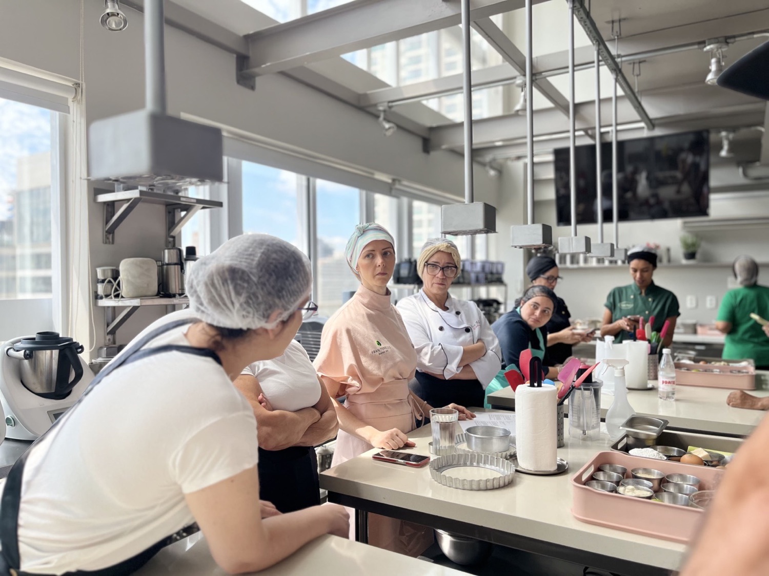 Turma reunida na cozinha-escola