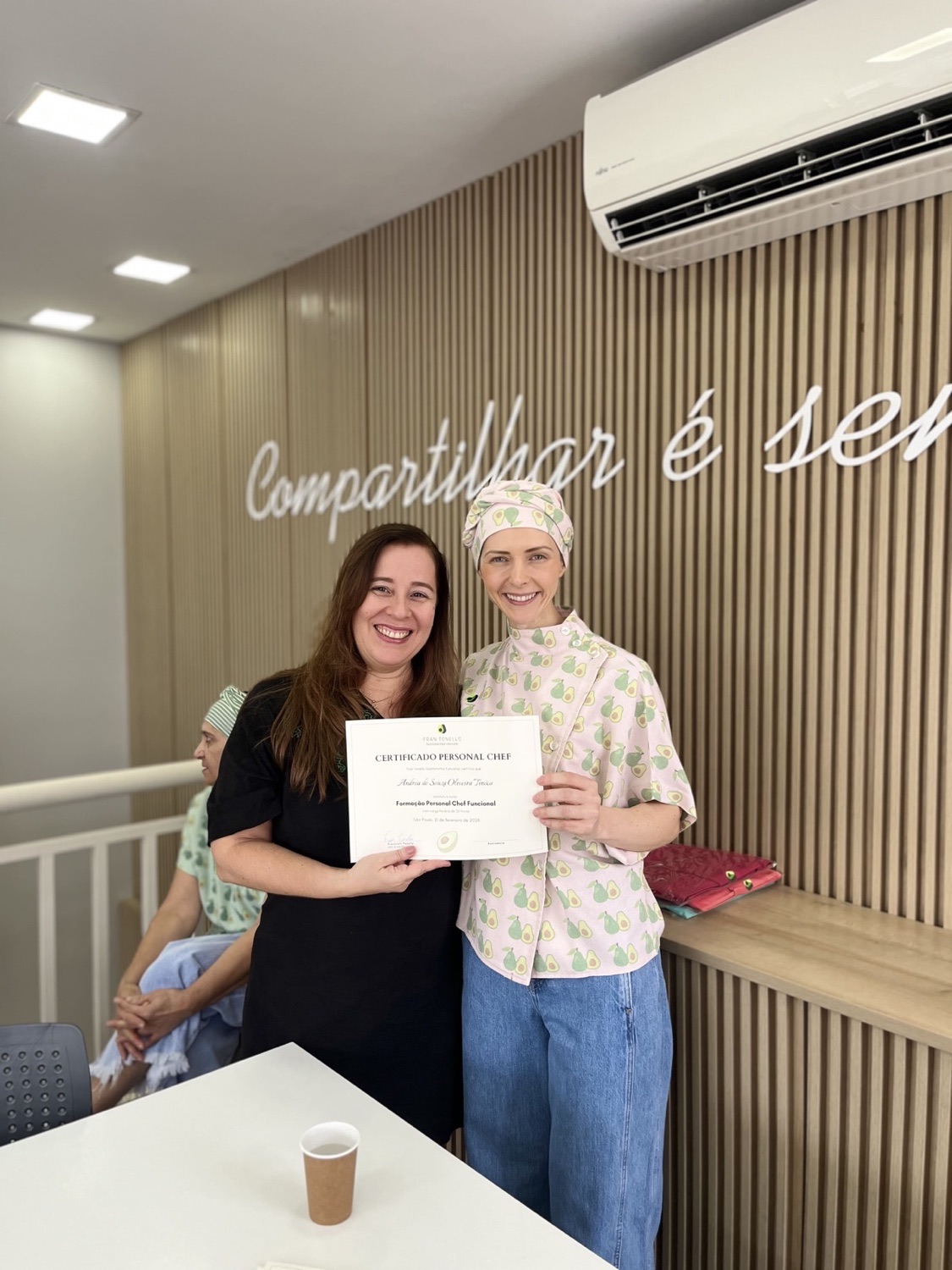 Aluna com o certificado ao concluir a formação