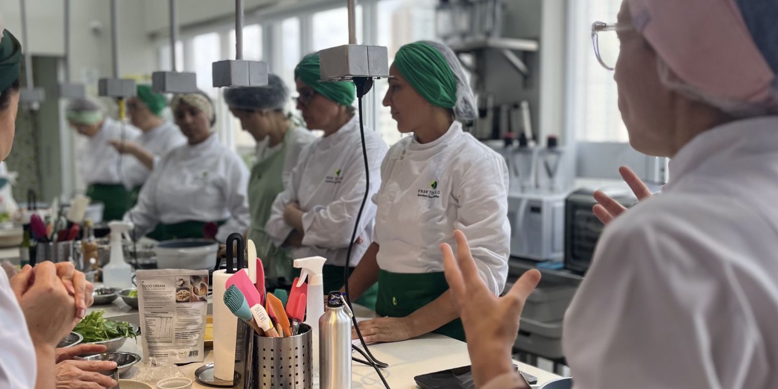 Aula presencial na cozinha da Escola Fran Tonello
