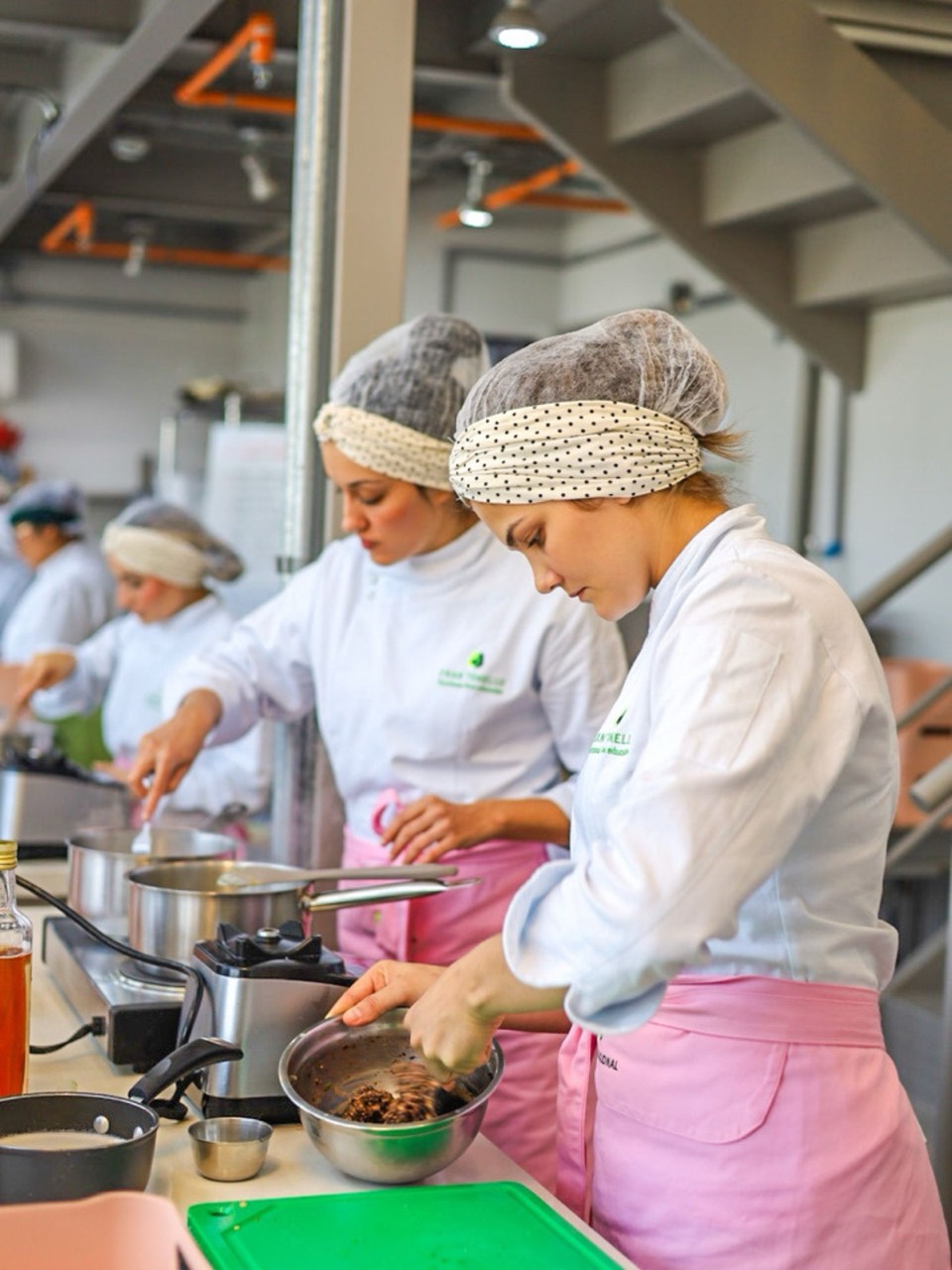 Alunas cozinhando na escola