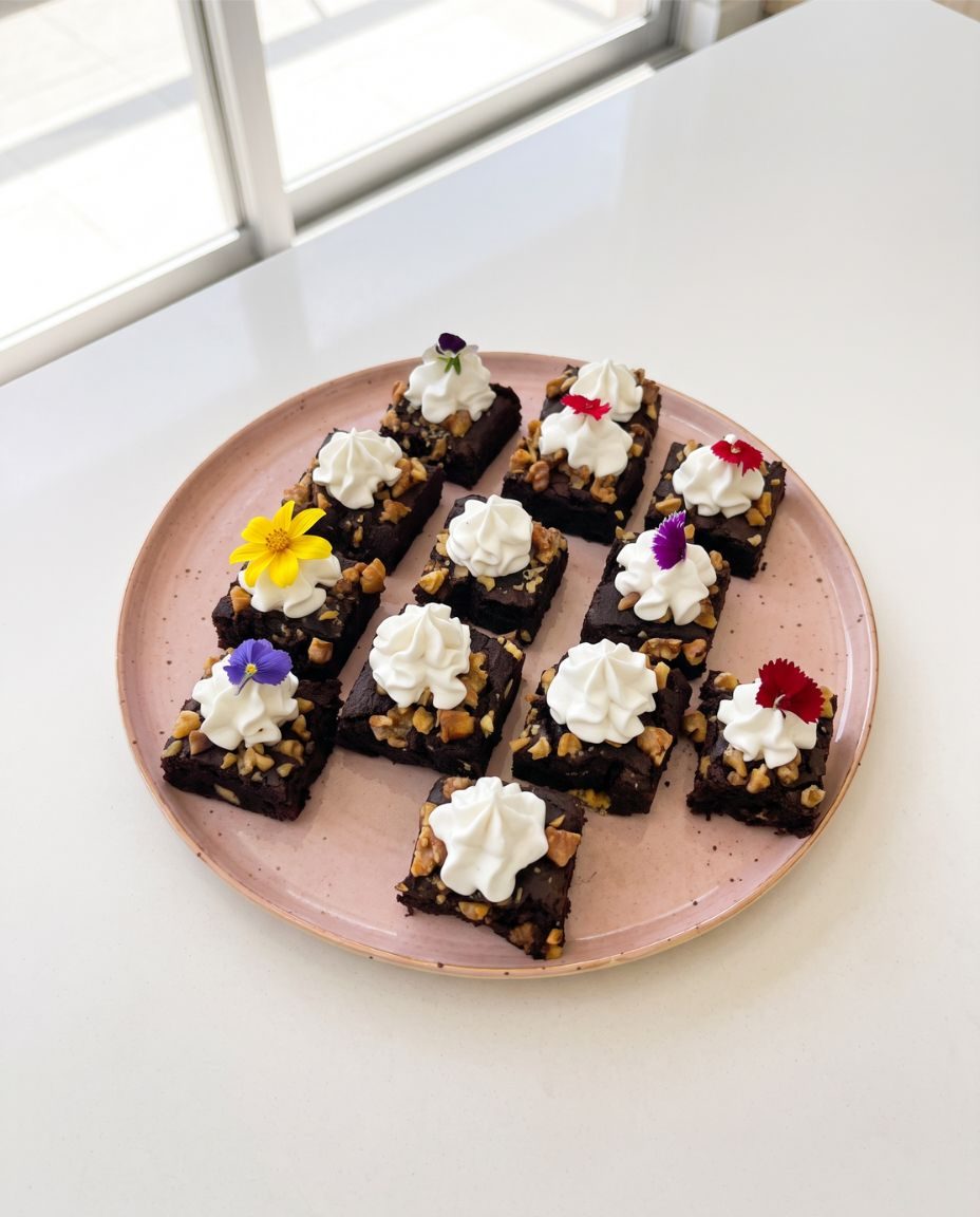 Brownie de abobrinha com creme e flores comestíveis